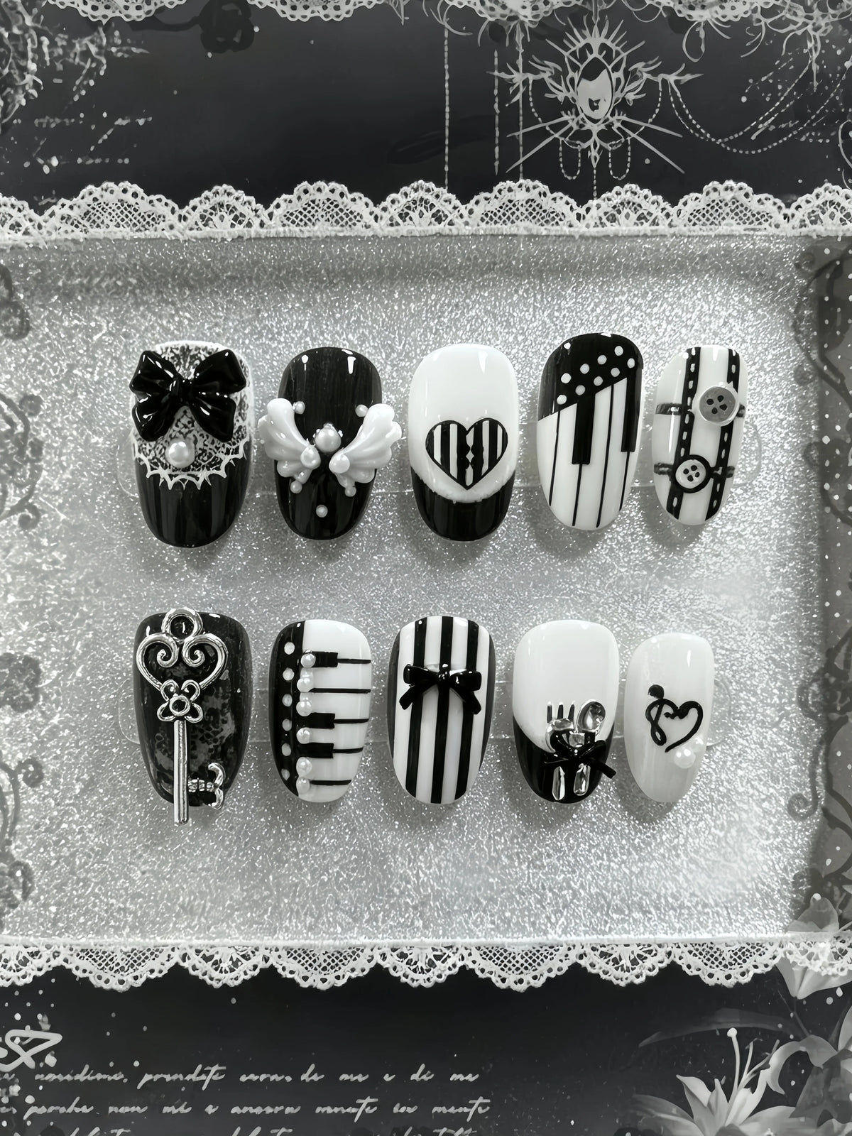 10 Short Oval-Shaped Press-On Nails, Y2K Punk Style Black and White Nail Color Scheme, Simple Gothic Key, Heart, and Pearl Decorations, Halloween Instagram-Style Atmospheric Nail Art, Christmas Retro-Themed Party Event, Inclu